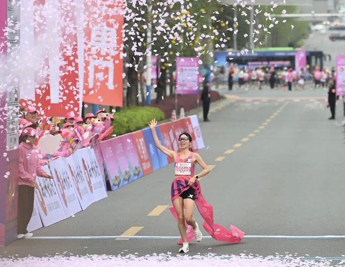 从“最快女护士”到全职跑者：连拿两冠后，张水华的马拉松商业天花板在哪儿？|奖金|红星新闻|抚远市|柳州市|广西壮族自治区_新浪新闻